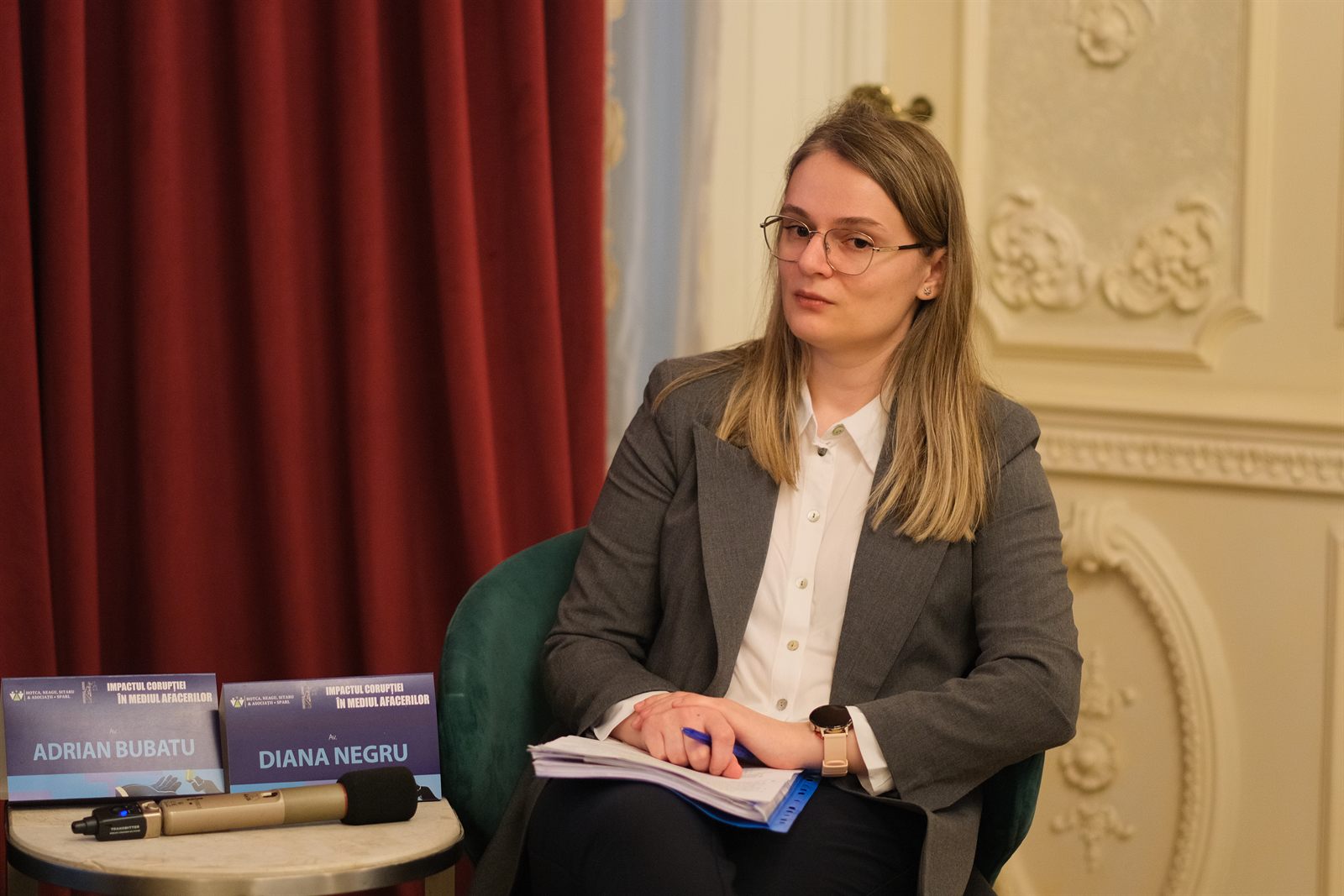 Vorbitor microfon conferinta palatul noblesse — Palatul Noblesse