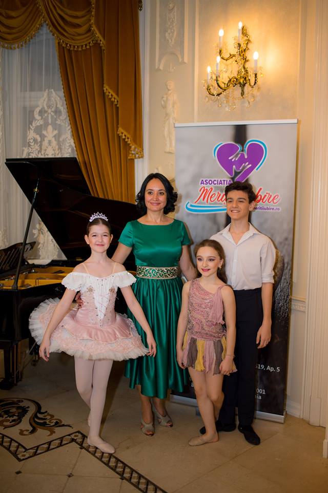 Loredana Preda alături de tinerii dansatori și banner Asociația Merită Iubire — Palatul Noblesse 2019