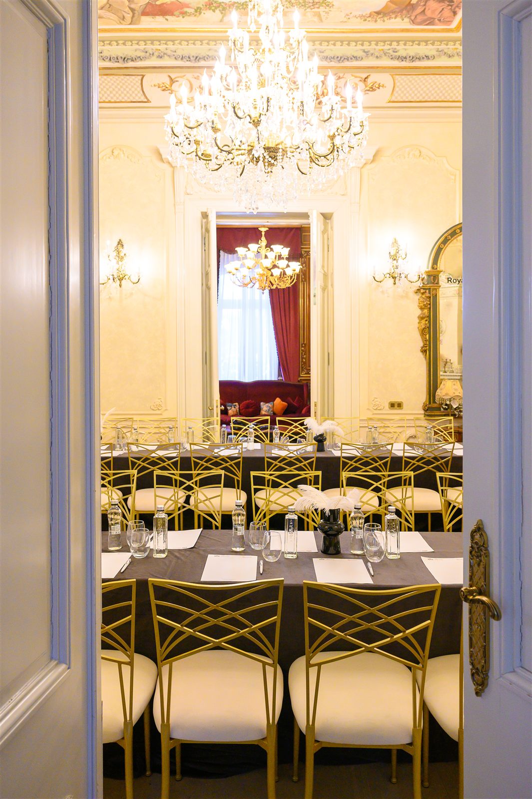 Aranjarea meselor pentru un eveniment corporate într-un salon al Palatului Noblesse