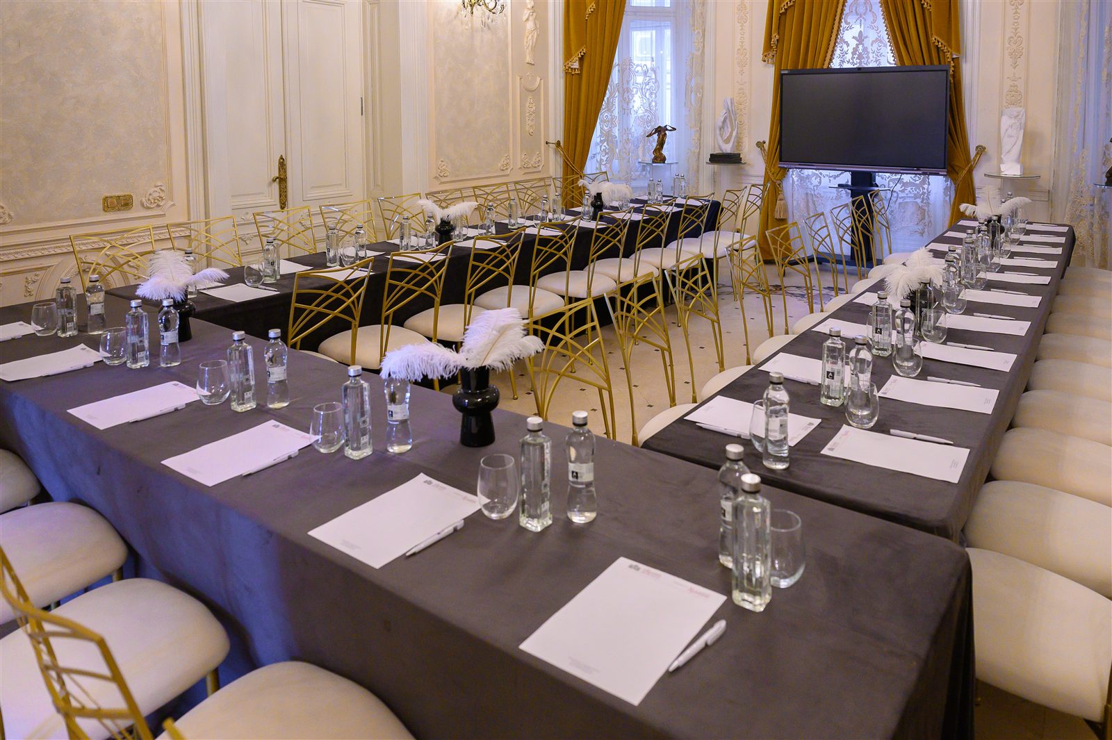 Saloane cu mese lungi pentru un eveniment corporate — Palatul Noblesse
