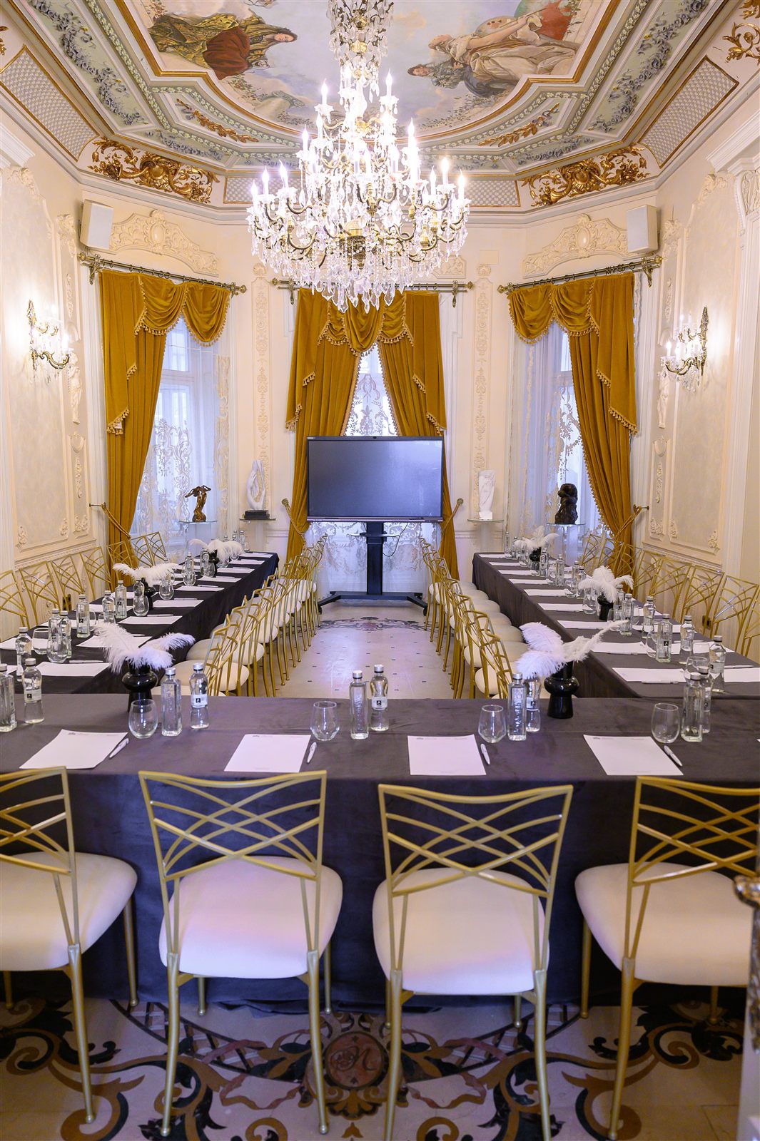Salon amenajat cu masă în U și ecran de prezentare — Palatul Noblesse