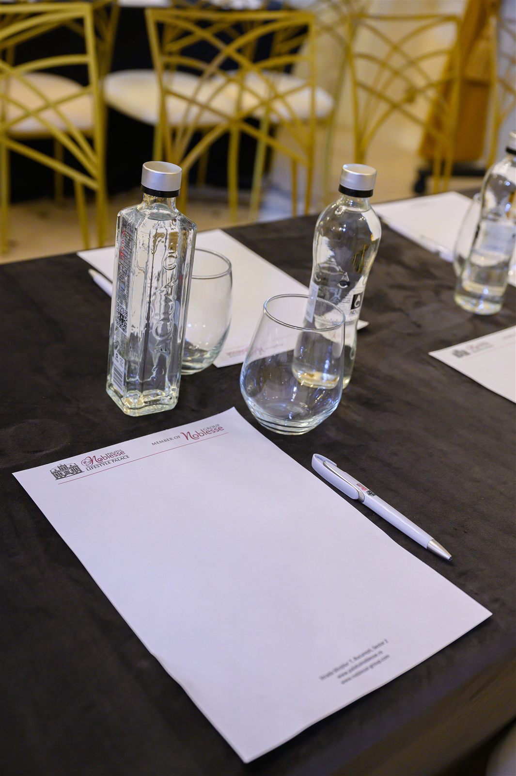 Locul unui participant la training, cu apă și pahare — Palatul Noblesse