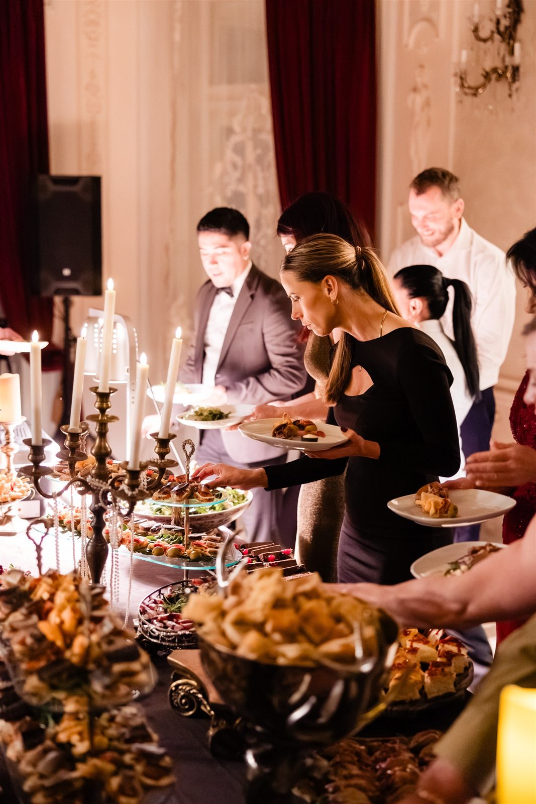 Invitați servindu-se de la bufet la un eveniment corporate — Palatul Noblesse