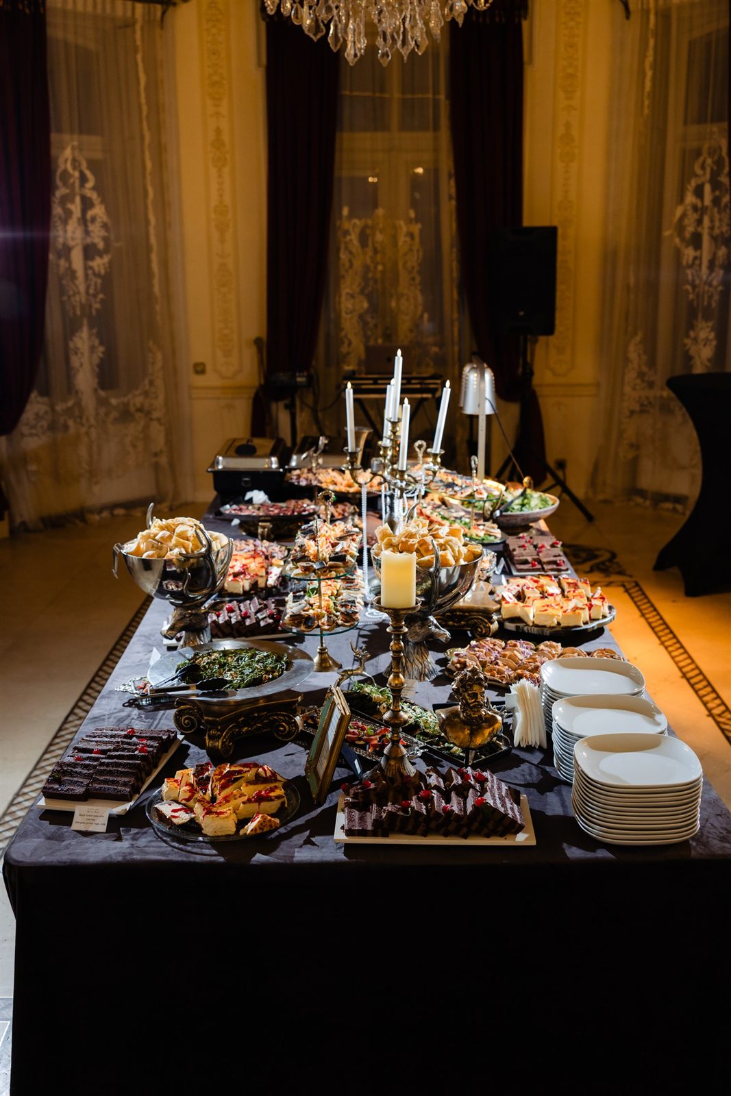 Masa de bufet pentru un eveniment corporate în salonul Florence — Palatul Noblesse