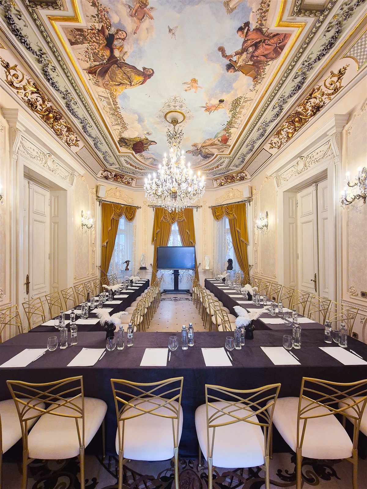 Masă în U pentru training executiv în salonul Baroque — Palatul Noblesse