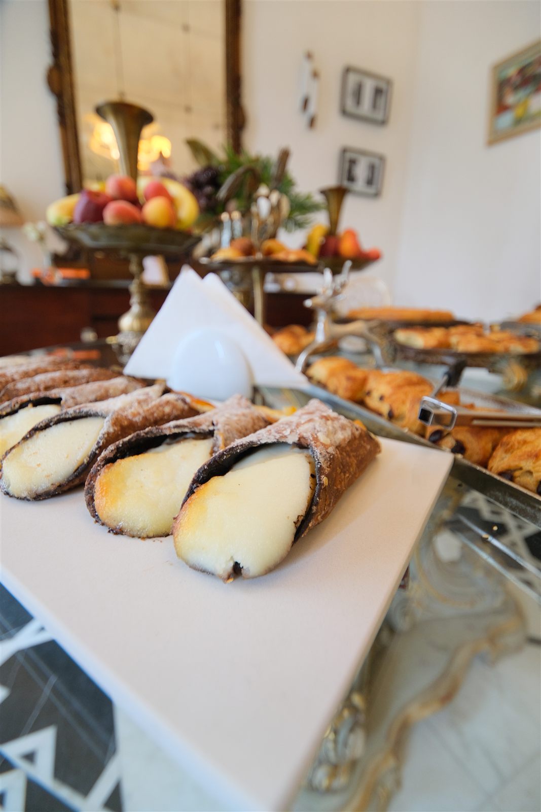 Patiserie fină și fructe la micul dejun corporate, salonul Gallery — Palatul Noblesse