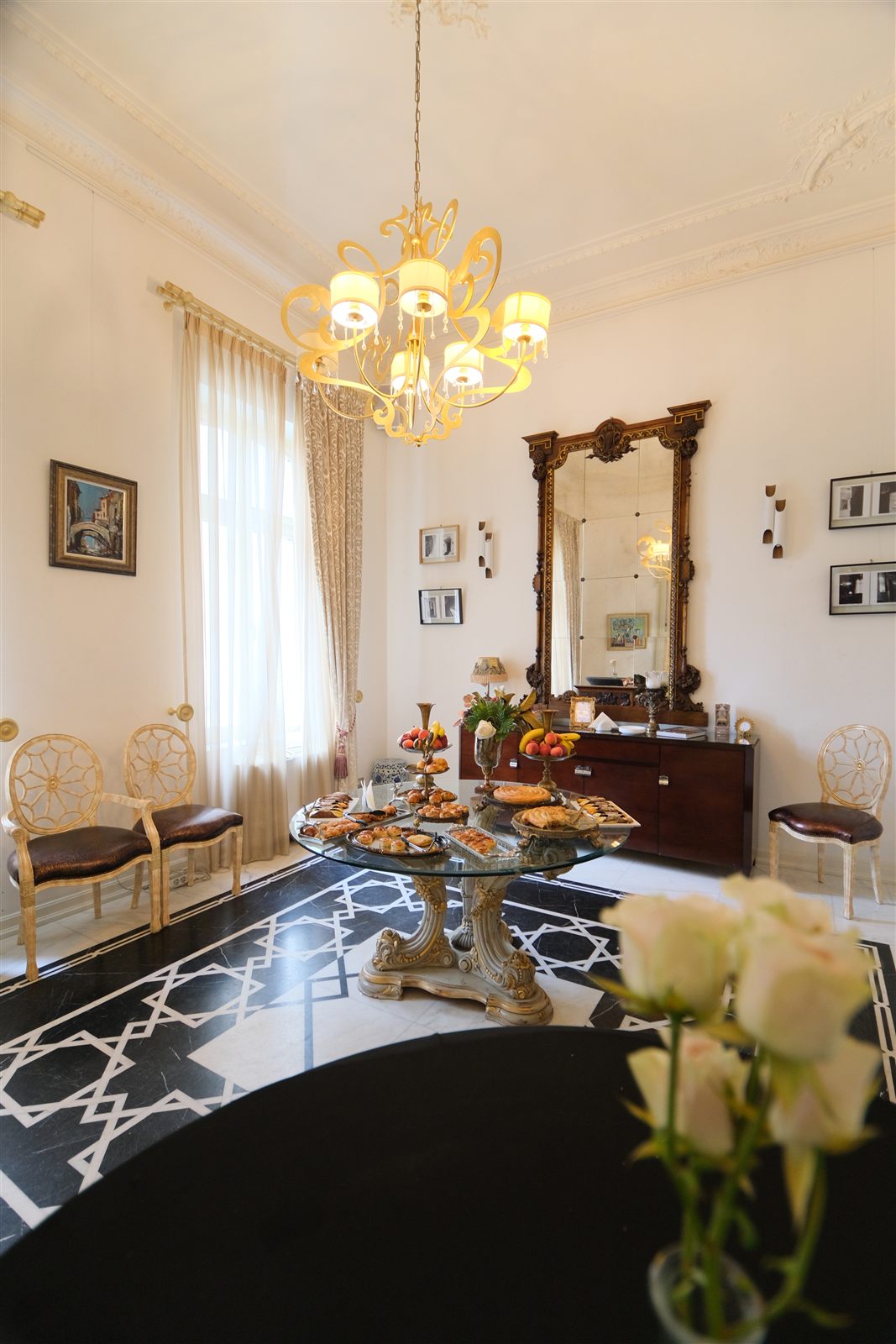 Mic dejun corporate în salonul Gallery, cu oglinda venețiană — Palatul Noblesse