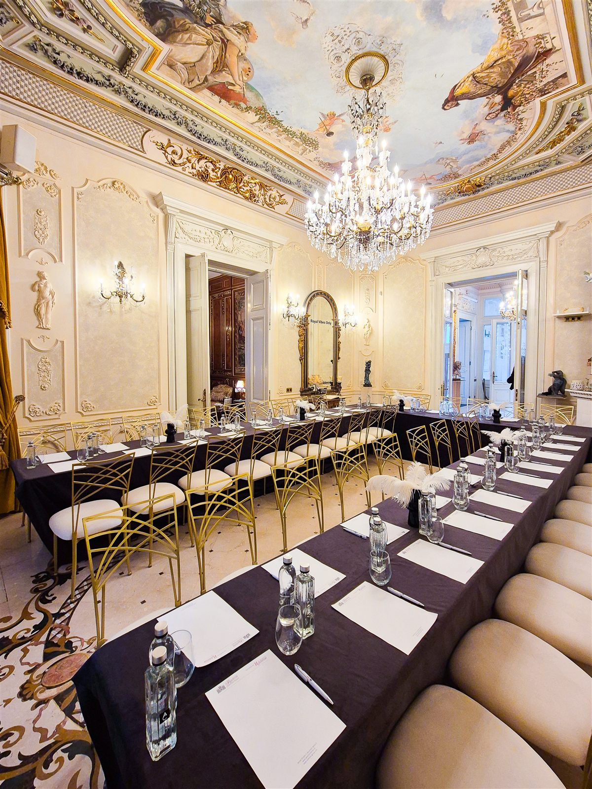 Sală de board corporate cu masă în U, salonul Baroque — Palatul Noblesse