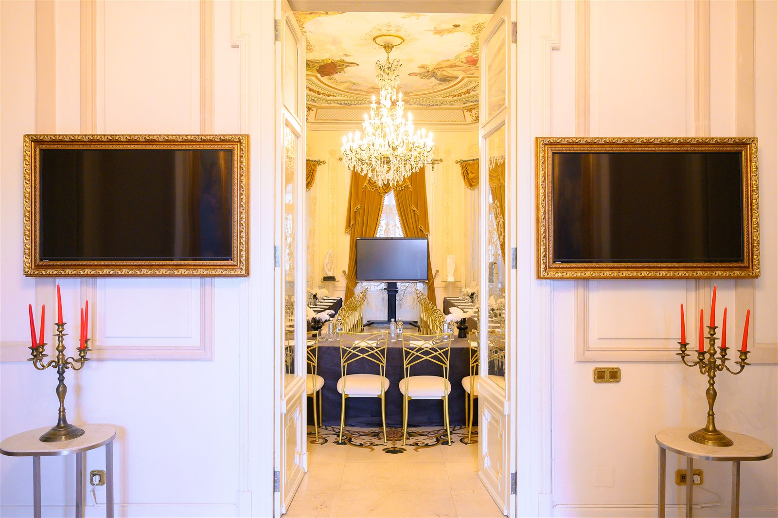 Salon cu ecrane de prezentare pentru o conferință corporate — Palatul Noblesse