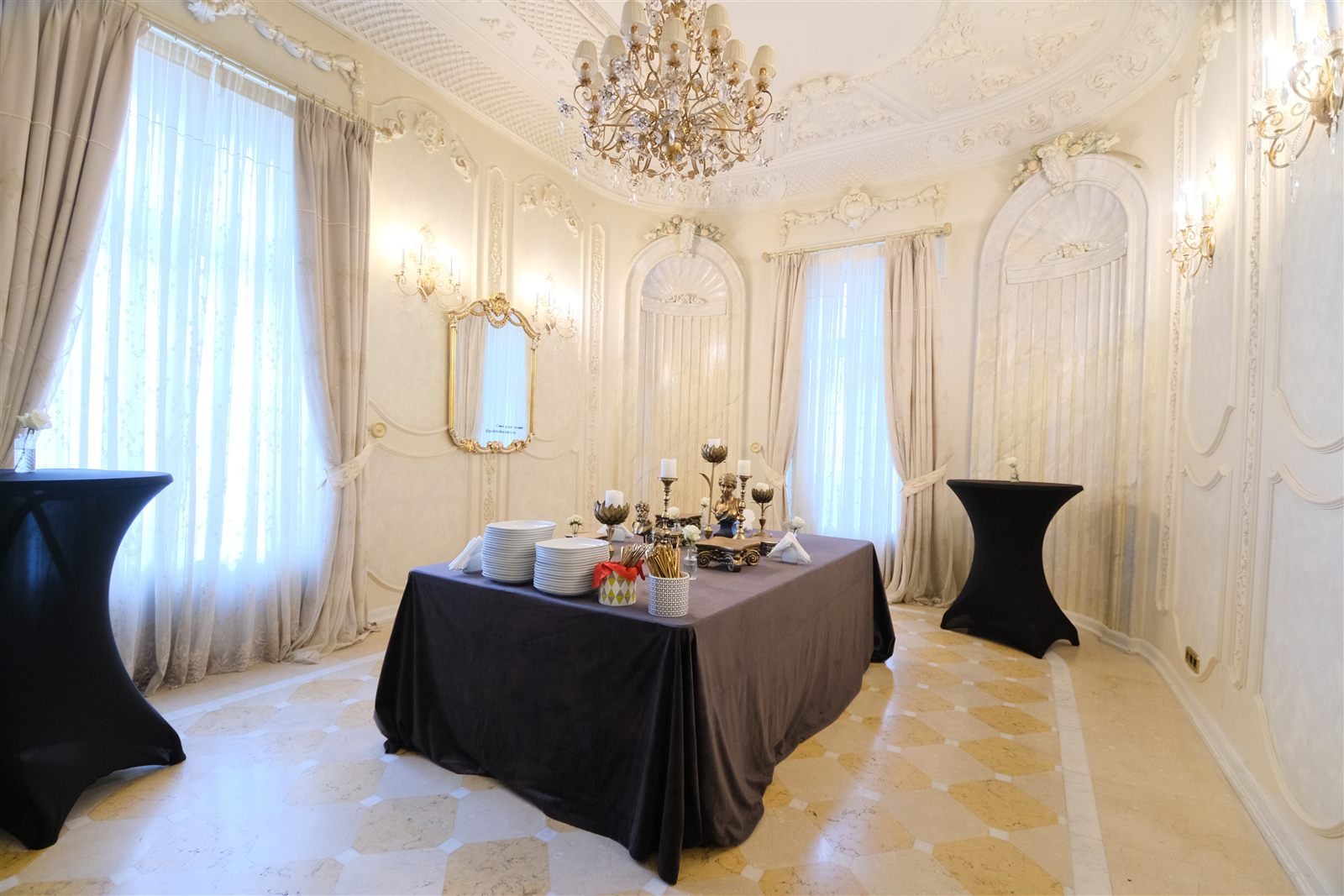 Stație de servire pentru bufetul de prânz, cu mese de cocktail, în salonul Florence — Palatul Noblesse