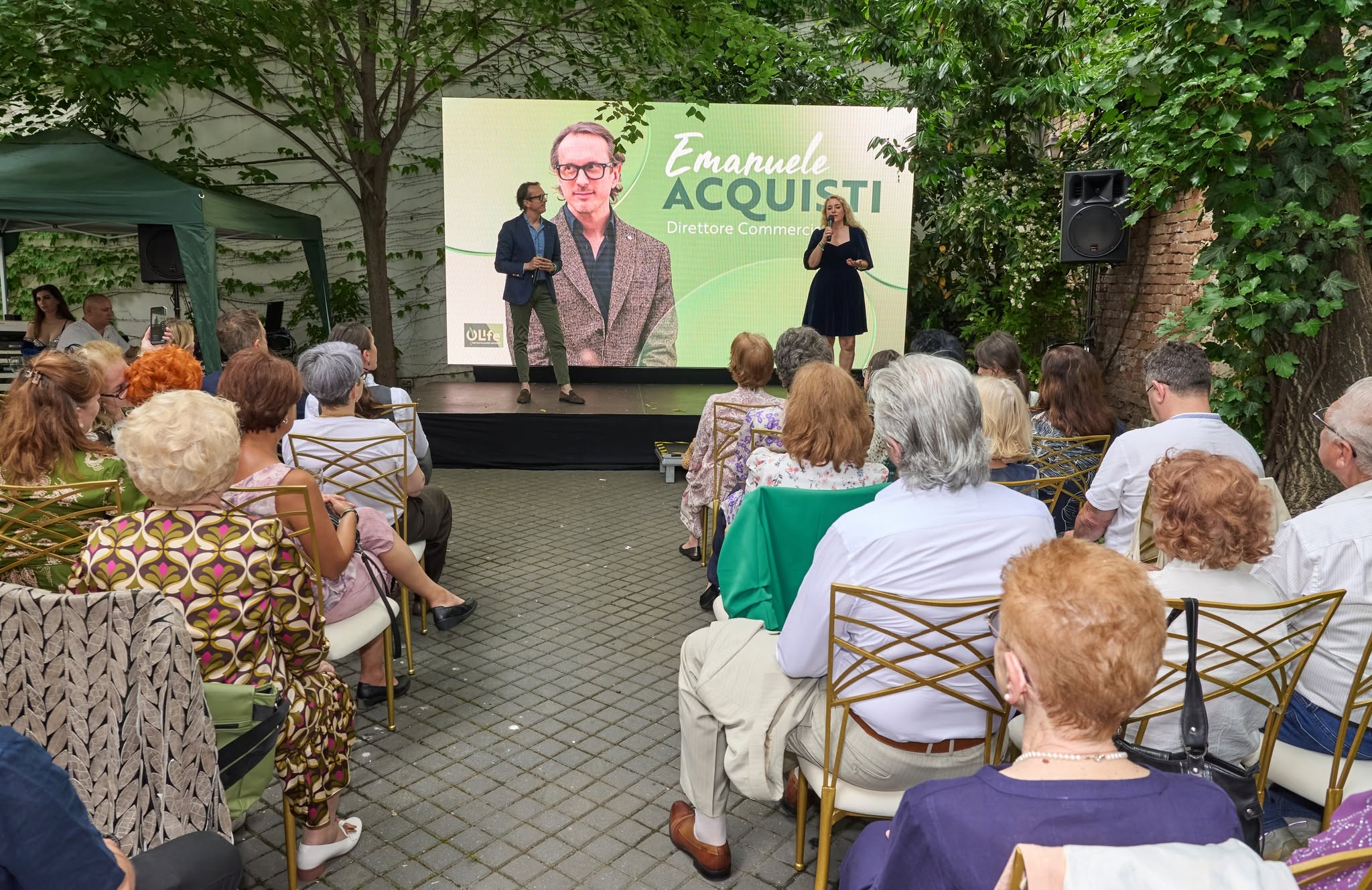 Emanuele Acquisti — Direttore Comunità Evergreen Life, prezentare pe scenă în curtea Palatului Noblesse, EVERDREAM 2026