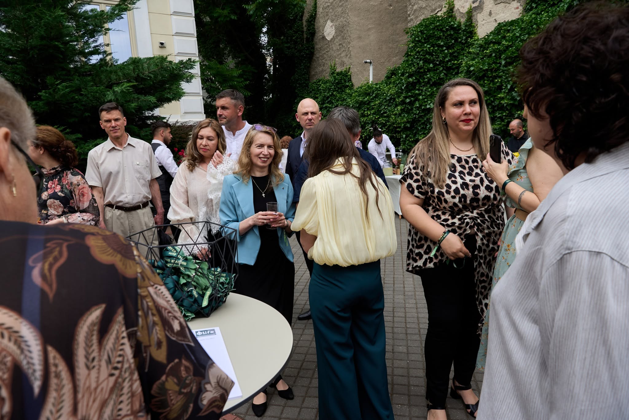 Moment de networking în curtea Palatului Noblesse — comunitatea Evergreen Life EVERDREAM 2026