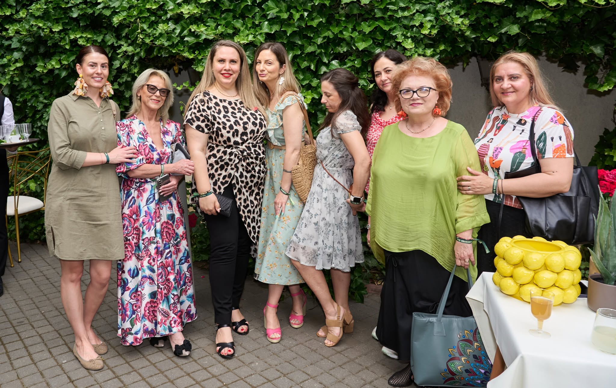 Grup de participante la networking — EVERDREAM 2026 România, curtea Palatului Noblesse