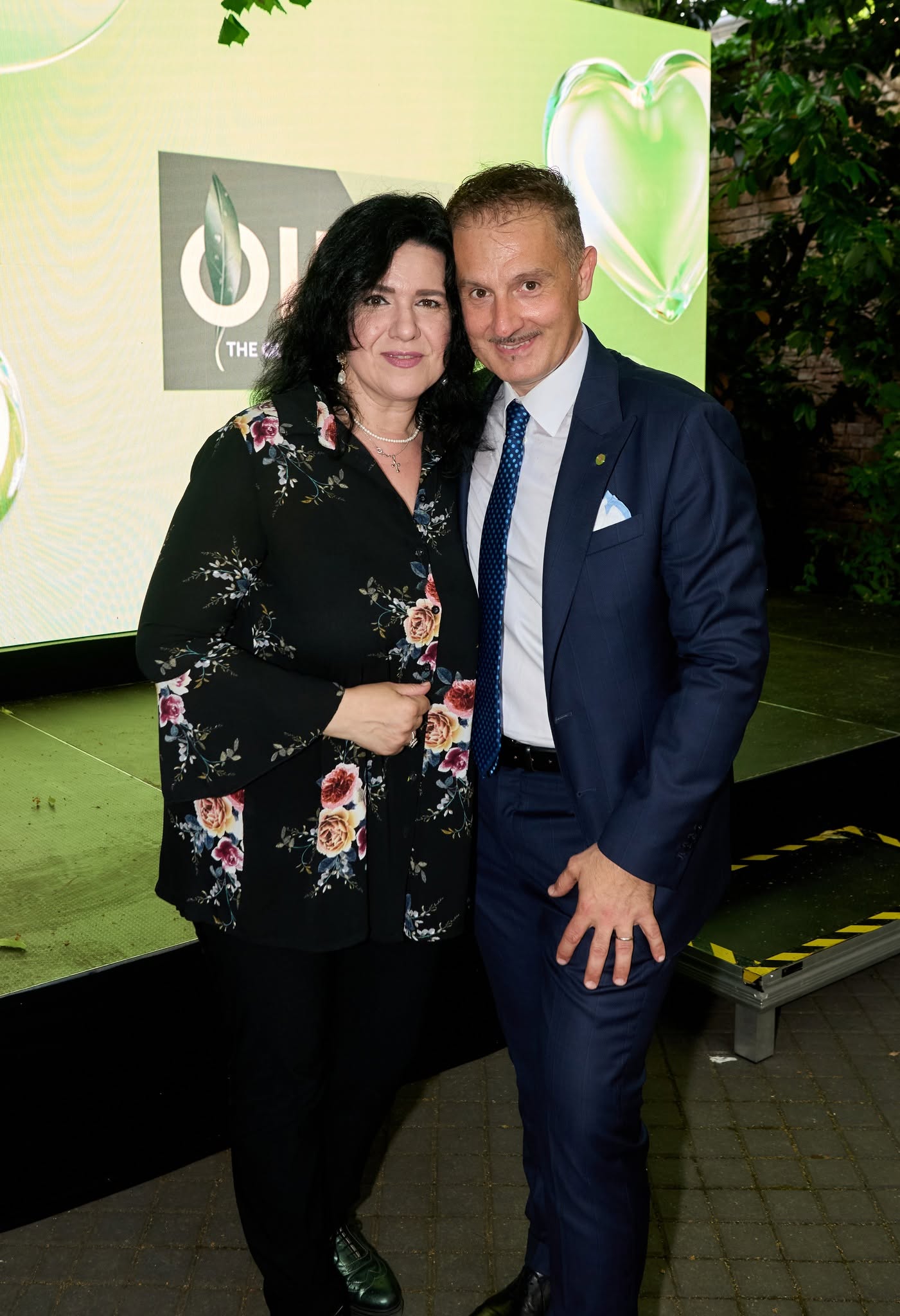 Participantă cu Board member Evergreen Life în fața ecranului OLife — EVERDREAM 2026, Palatul Noblesse