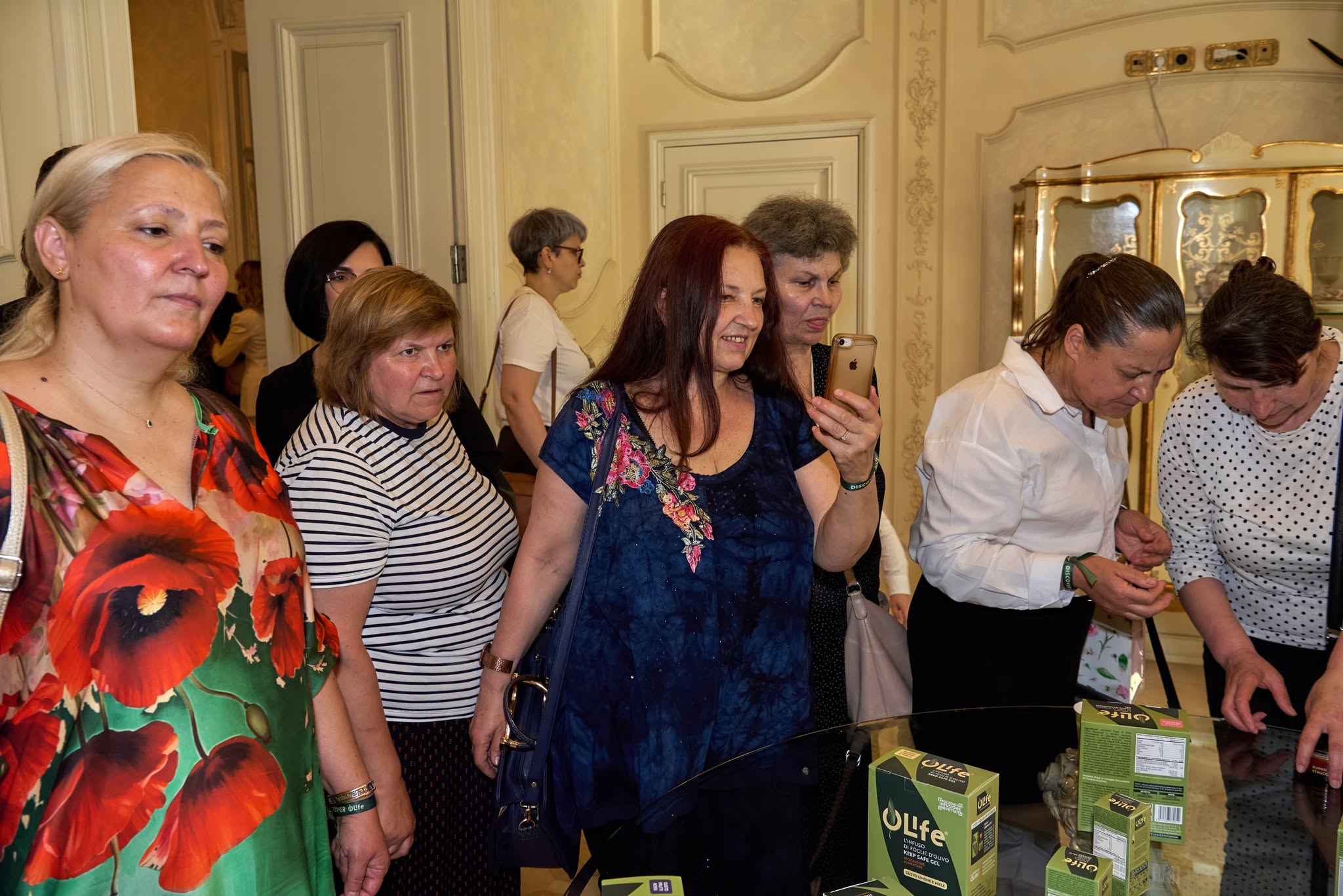 Participante descoperind produsele OLife în salonul ornamental al Palatului Noblesse — EVERDREAM 2026