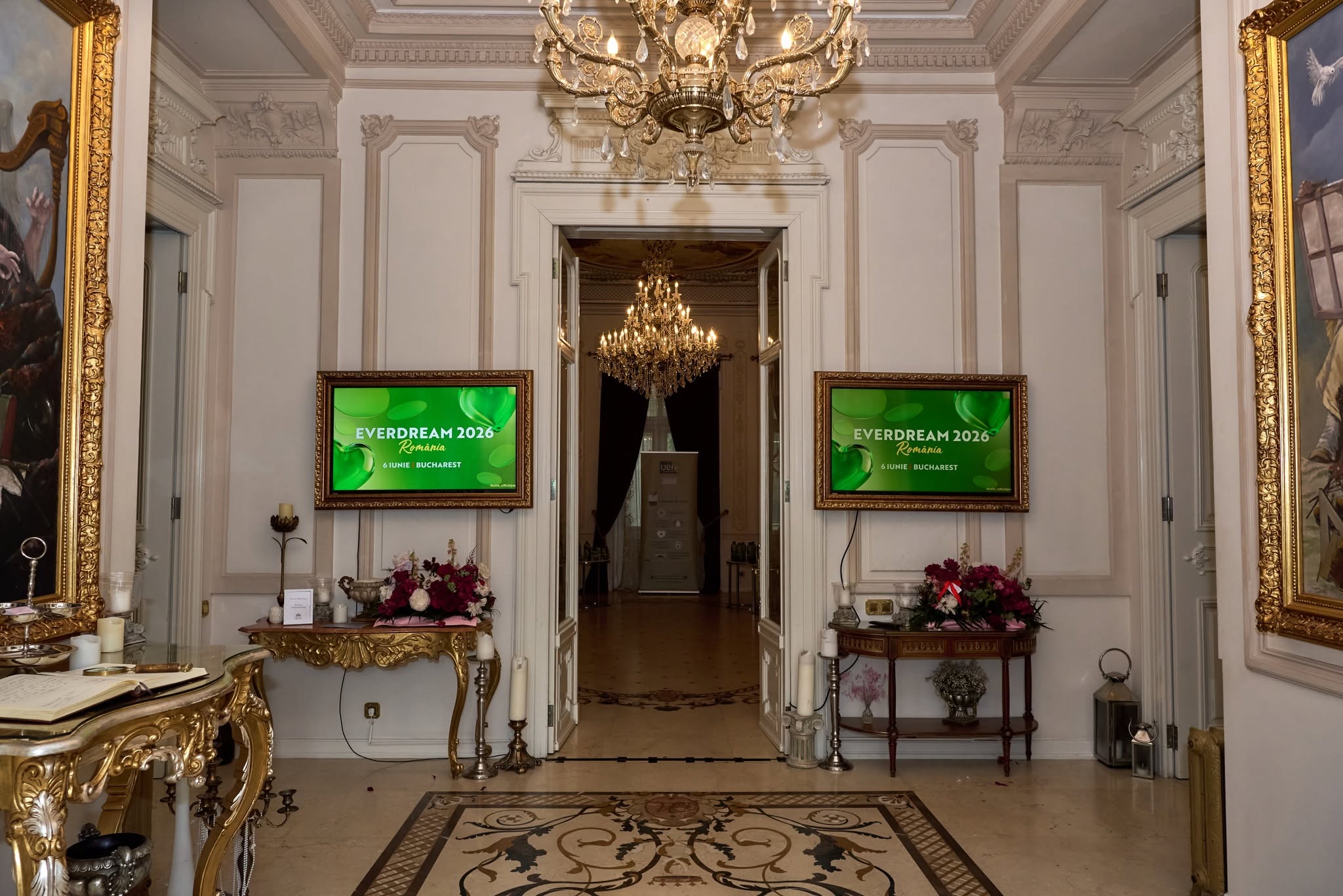Salon Palatul Noblesse pregătit pentru EVERDREAM 2026 România — ecrane cu branding, candelabru cristal, mobilier aurit