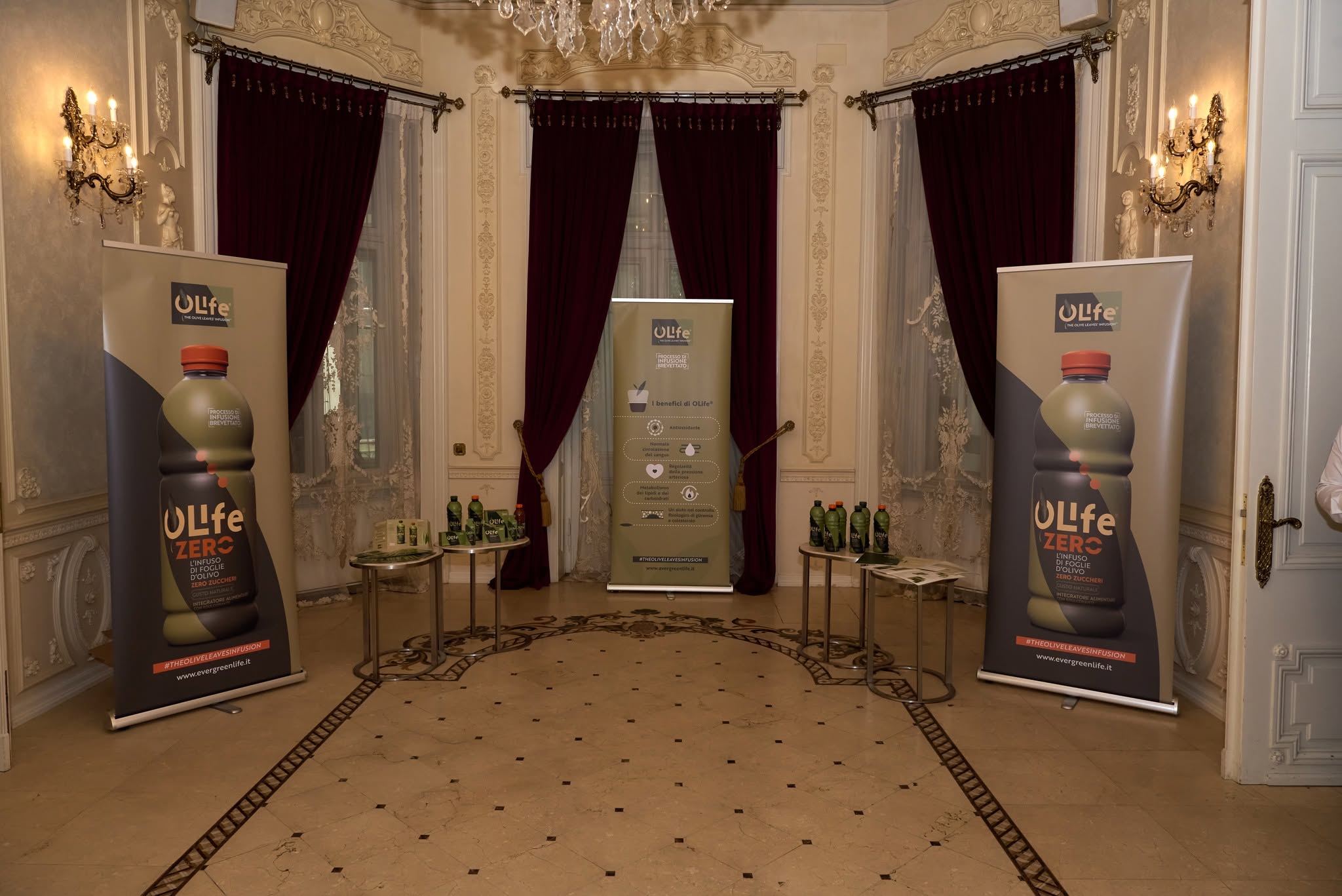 Rollup-uri OLife Zero în salonul Palatului Noblesse — EVERDREAM 2026, pardoseală de marmură, candelabru cristal