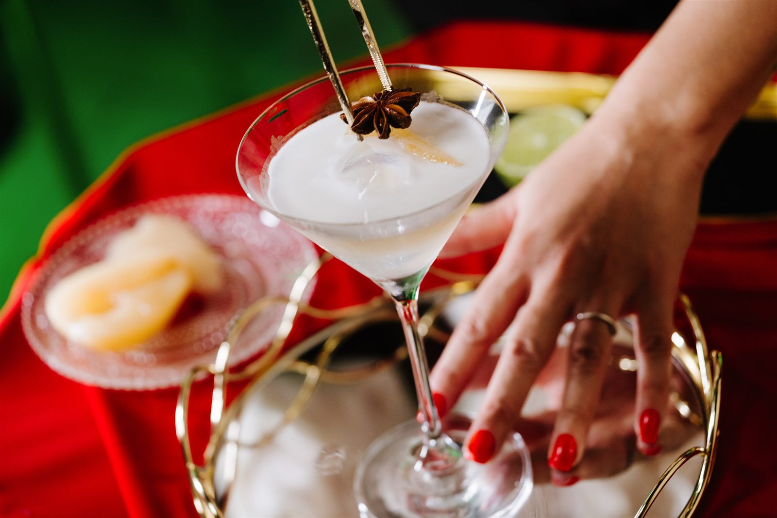 Cocktail de iarnă cu anason stelat — open bar la gala de Crăciun