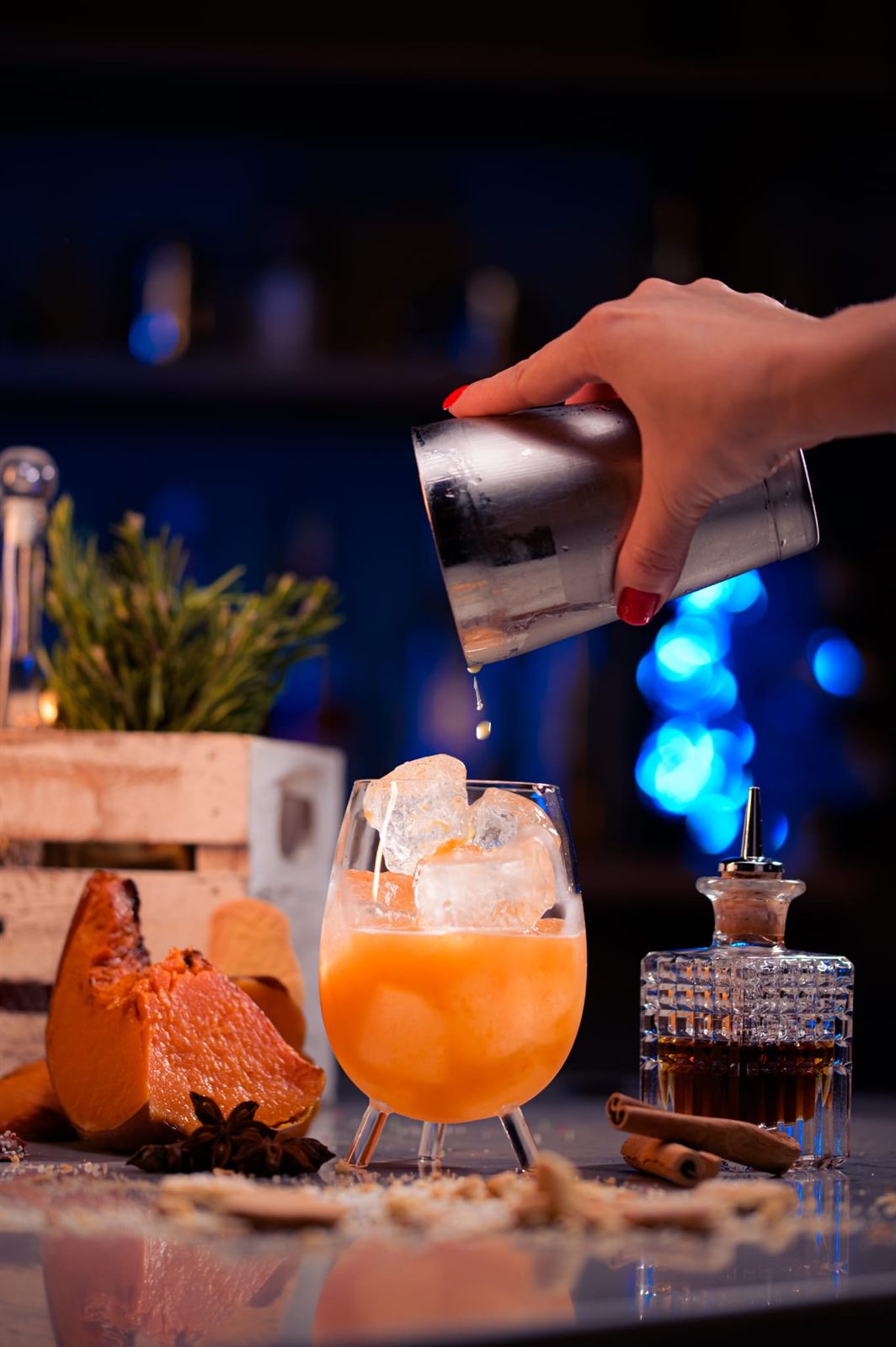 Cocktail de iarnă cu portocală și scorțișoară la open bar-ul galei