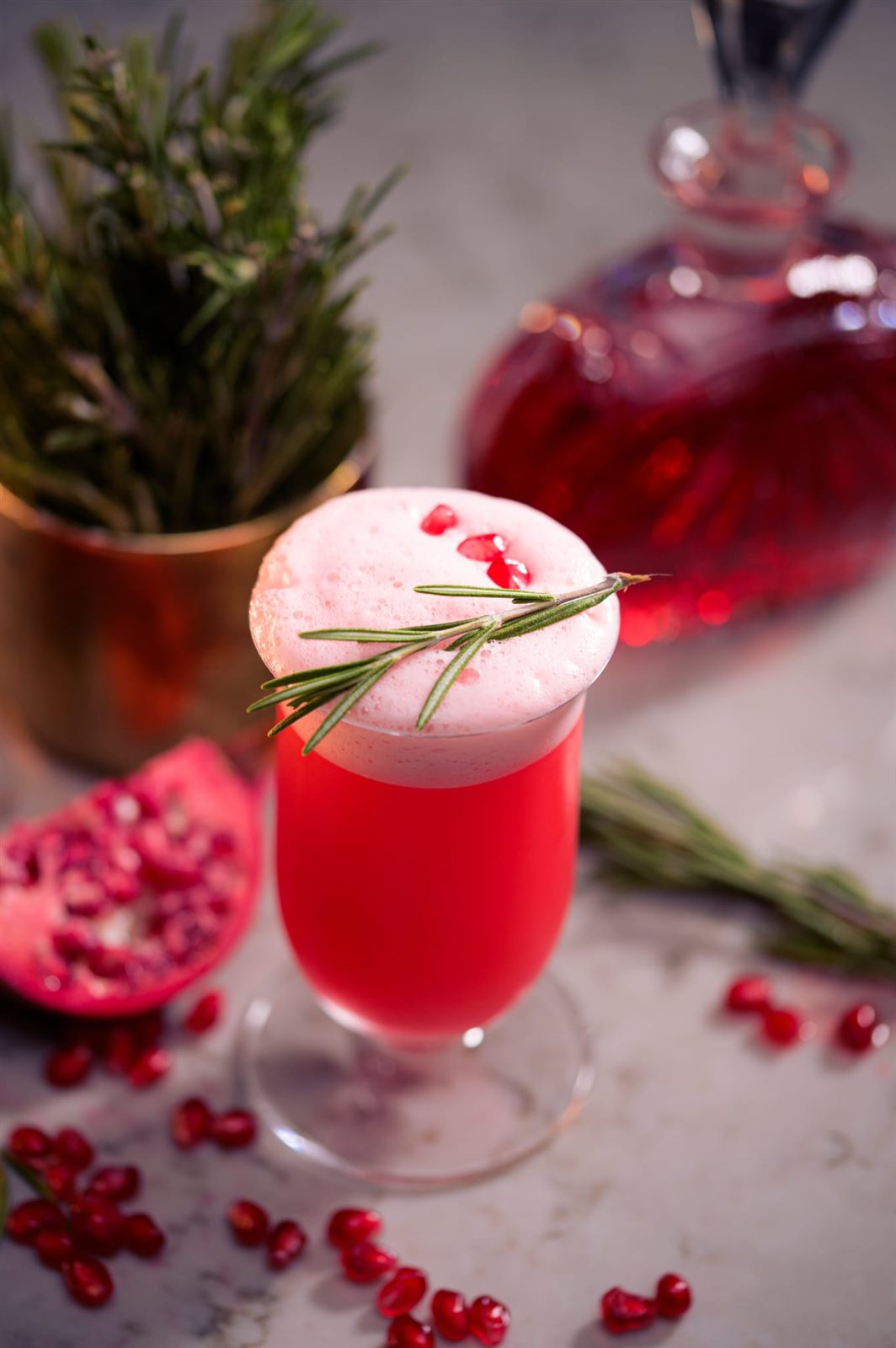 Cocktail cu rodie și spumă catifelată, decorat cu rozmarin — Royal Pomegranate