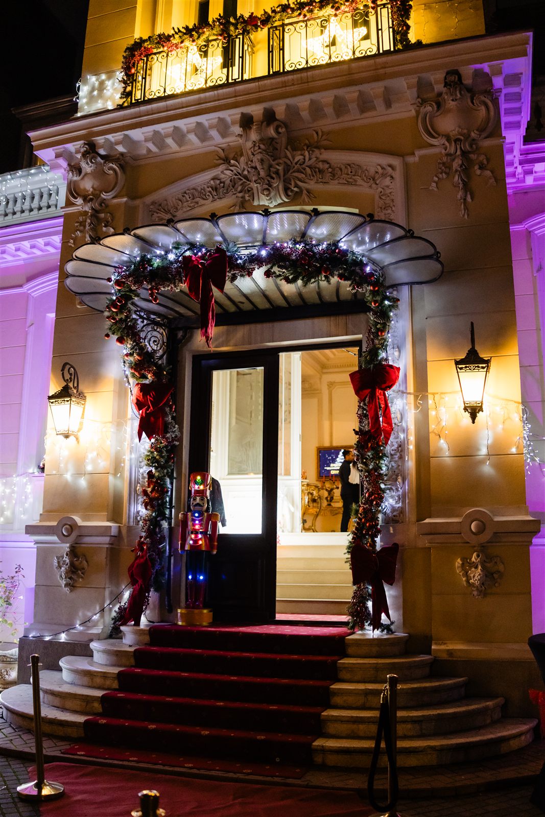Fațada Palatului Noblesse iluminată de Crăciun — intrarea la gala de sfârșit de an, București