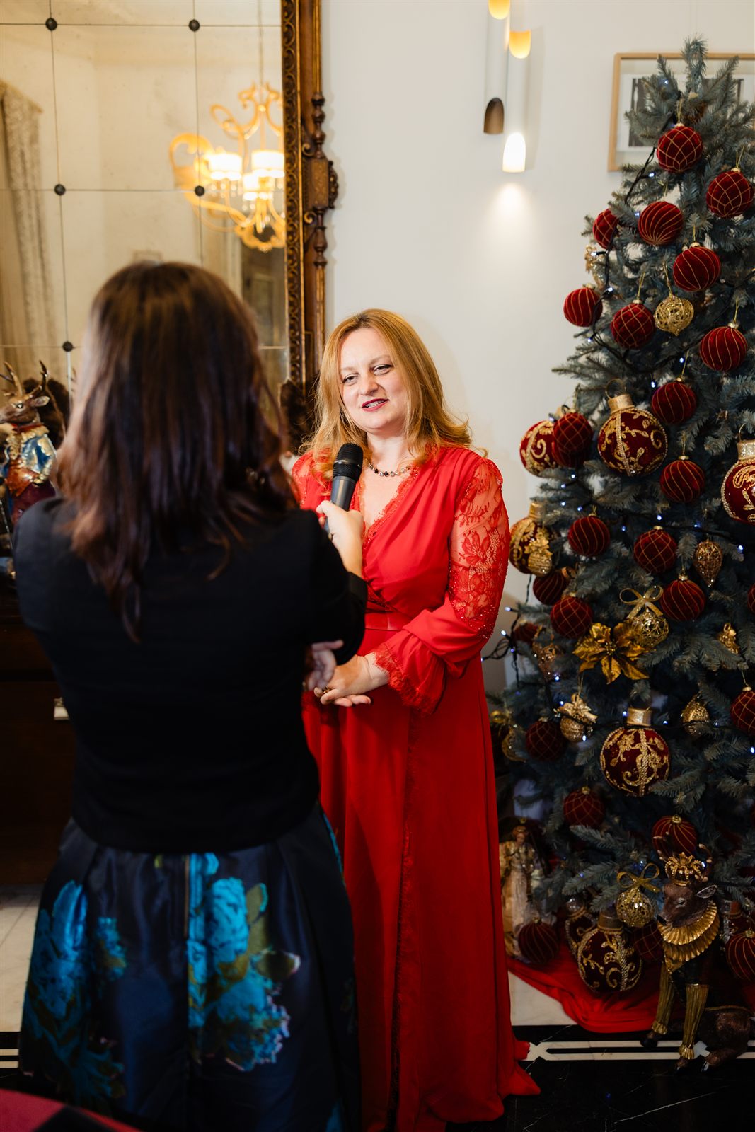 Interviu lângă bradul de Crăciun la gala de sfârșit de an de la Palatul Noblesse