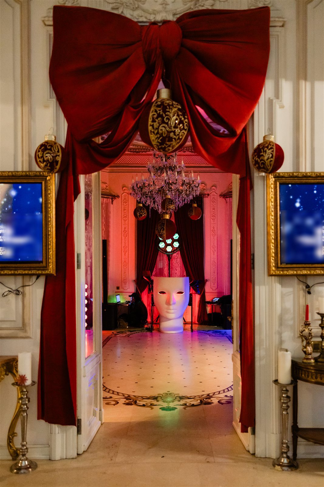 Fundă roșie de catifea la intrarea în salonul de petrecere, cu lumini de scenă — Palatul Noblesse