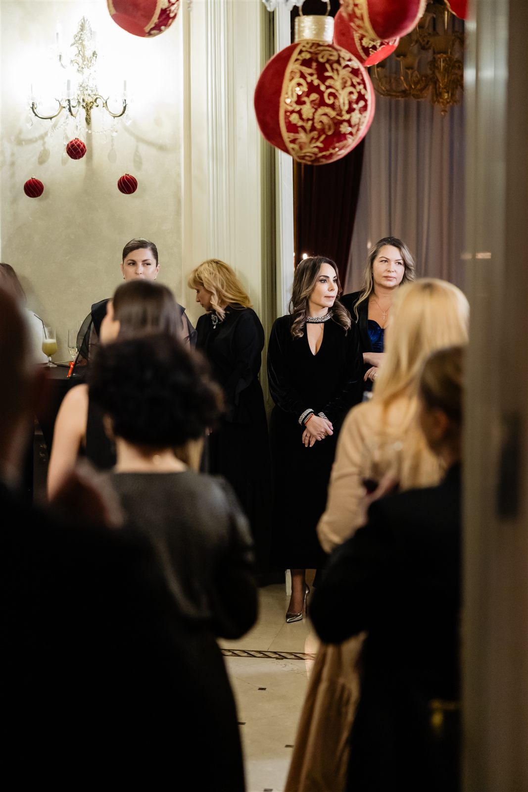 Invitați la discursul de final de an în Salonul Baroque, sub globuri roșii de catifea
