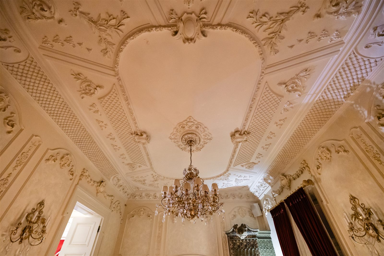 Plafon cu stucaturi și candelabru de cristal în Salonul Florence al Palatului Noblesse