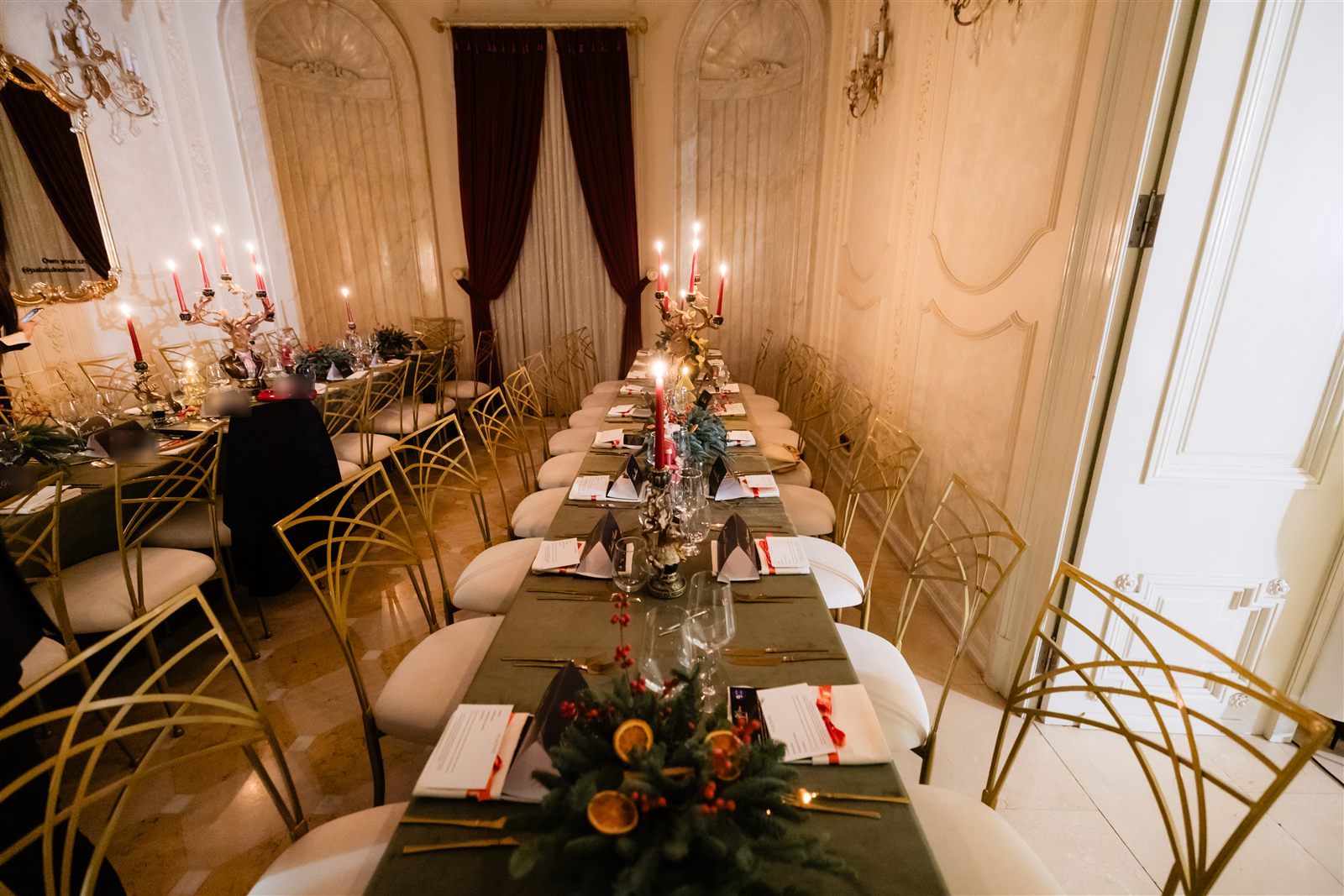 Două mese imperiale de Crăciun în Salonul Florence, scaune aurii Art Deco
