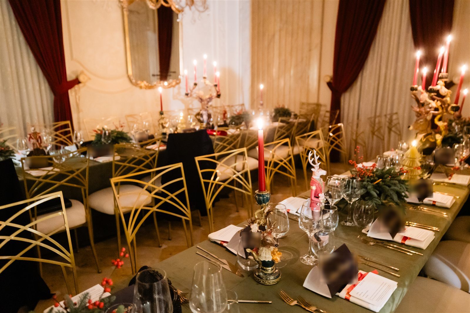 Masă festivă cu lumânări roșii în Salonul Florence — gala de sfârșit de an