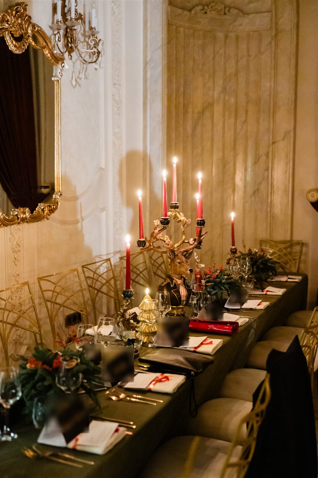Salonul Florence — masă festivă de Crăciun cu sfeșnic auriu și lumânări roșii