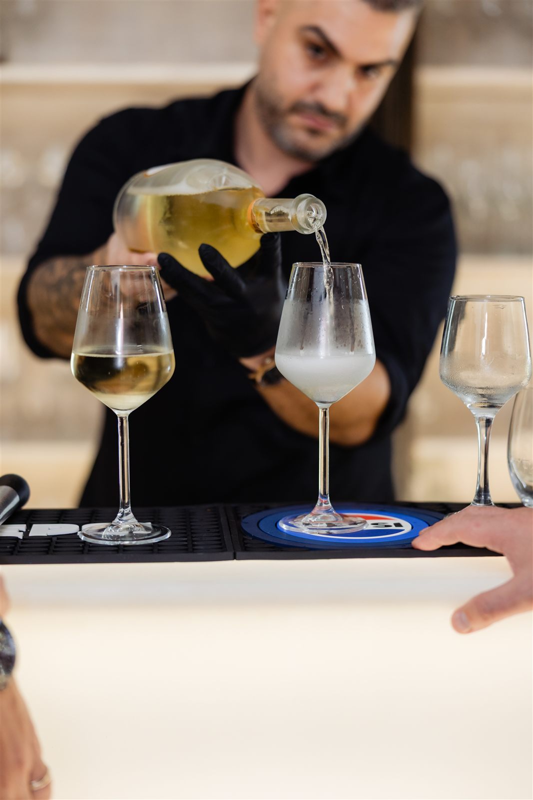 Bartender servind vin la open bar-ul din Salonul Luxury, Palatul Noblesse