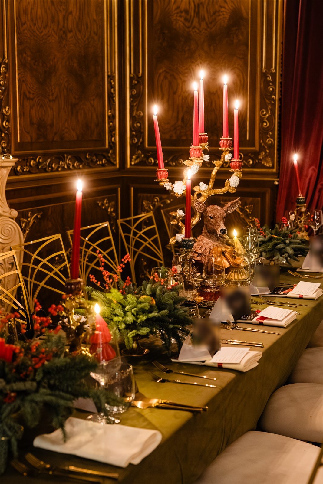 Decor de brad și fructe de pădure pe masa de gală din Salonul Regent
