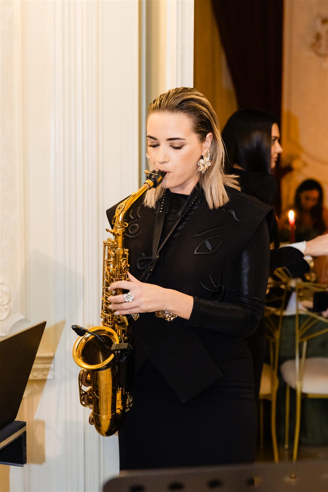 Saxofonistă cântând live la gala de Crăciun de la Palatul Noblesse