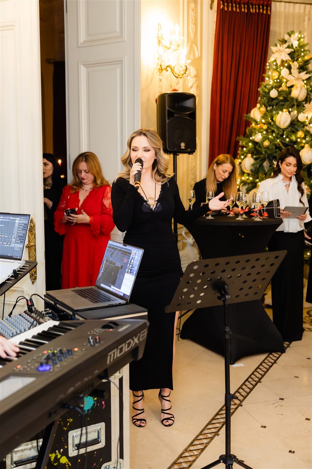 Voce și pian live la gala de sfârșit de an, lângă bradul de Crăciun