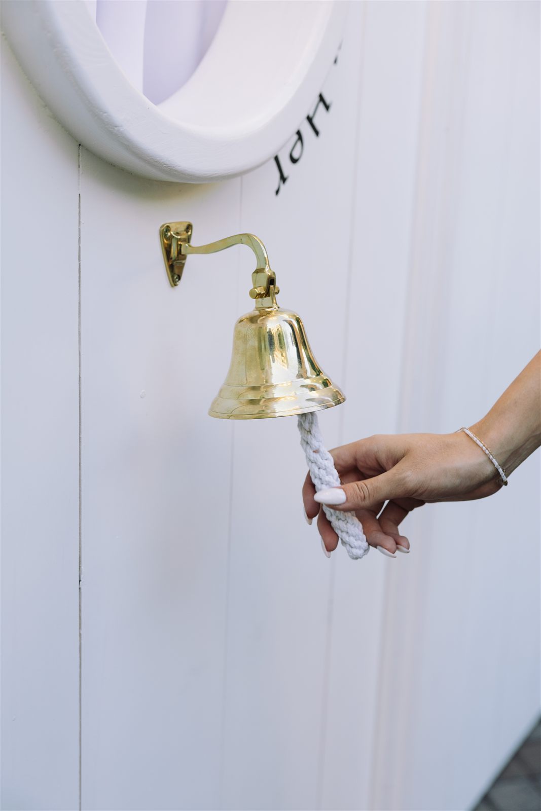 Mana suna clopotelul auriu la peretele Ring for Drinks Wall, lansarea UpEventi de la Palatul Noblesse