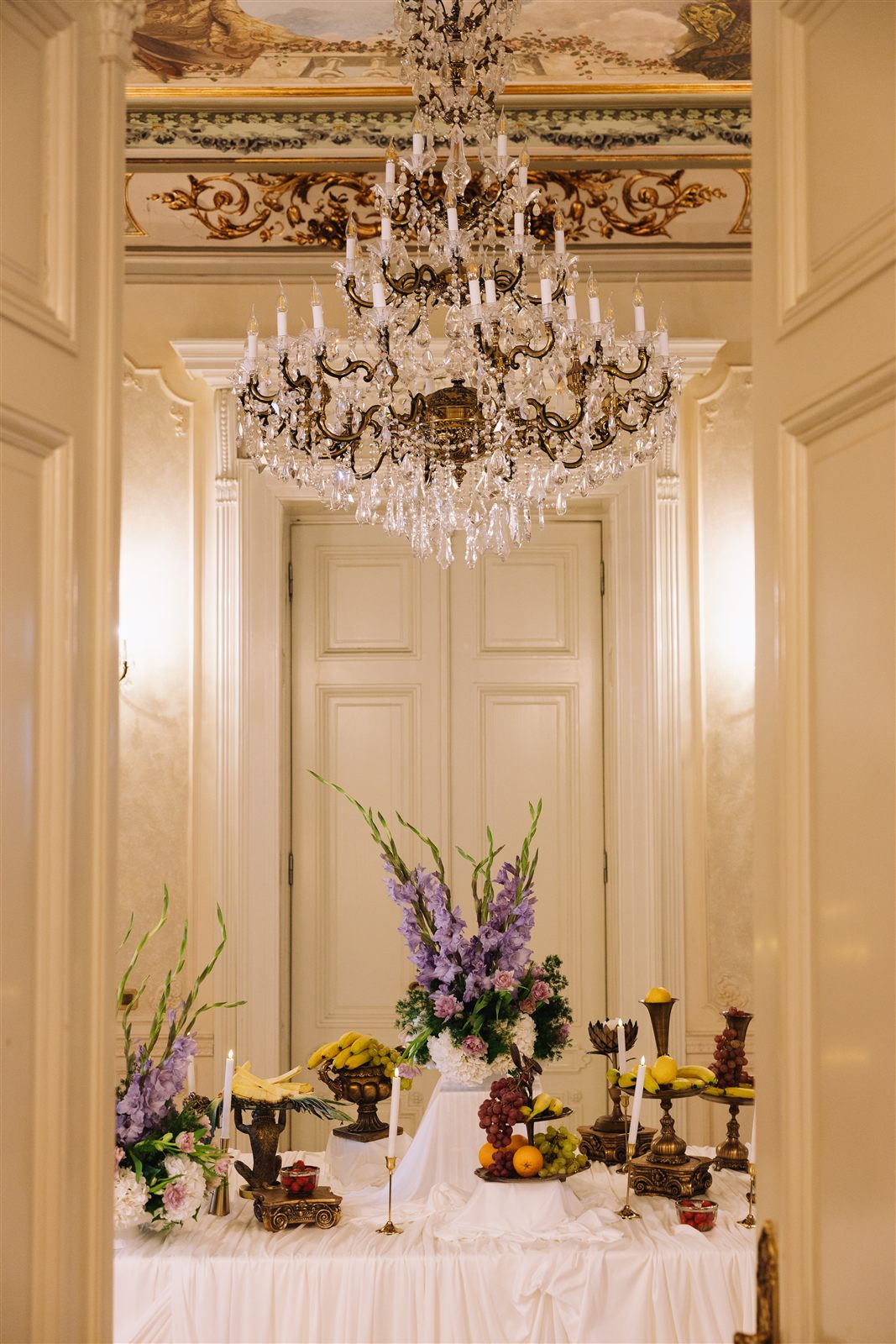 Decor cu candelabru si gladiole in Salonul Baroque la lansarea UpEventi
