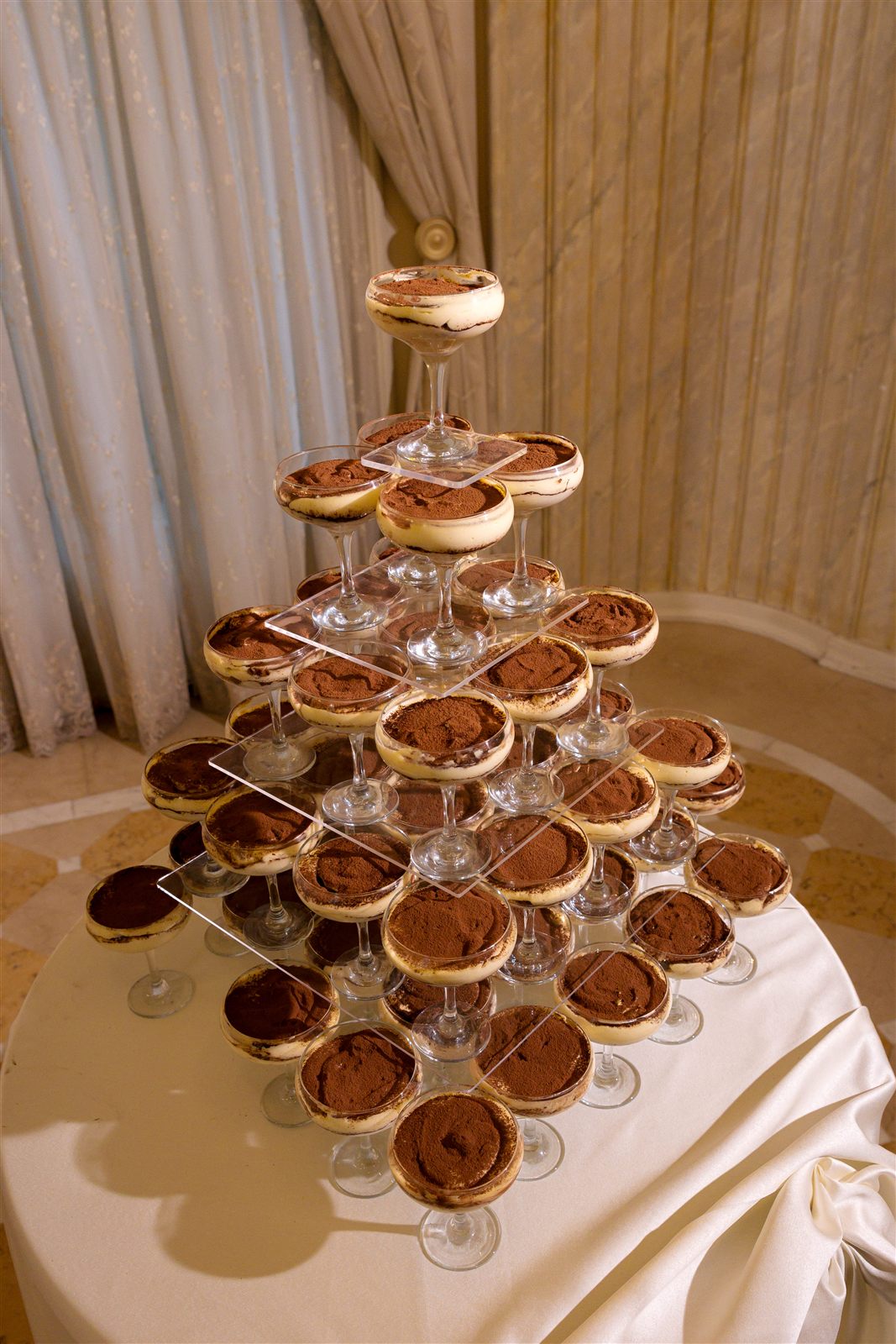 Turn de tiramisu la lansarea UpEventi de la Palatul Noblesse