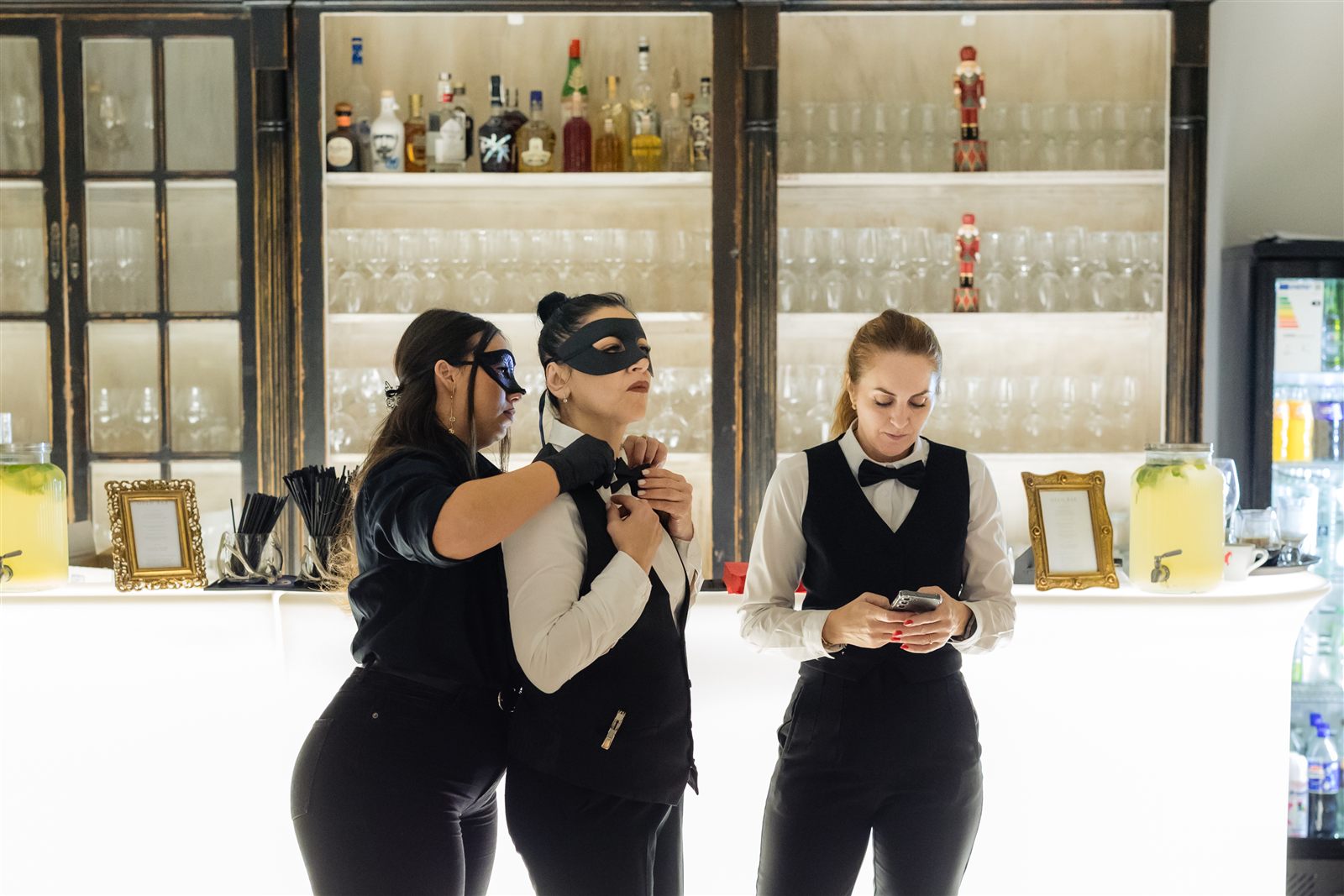 Bartenderi cu măști la barul Palatului Noblesse