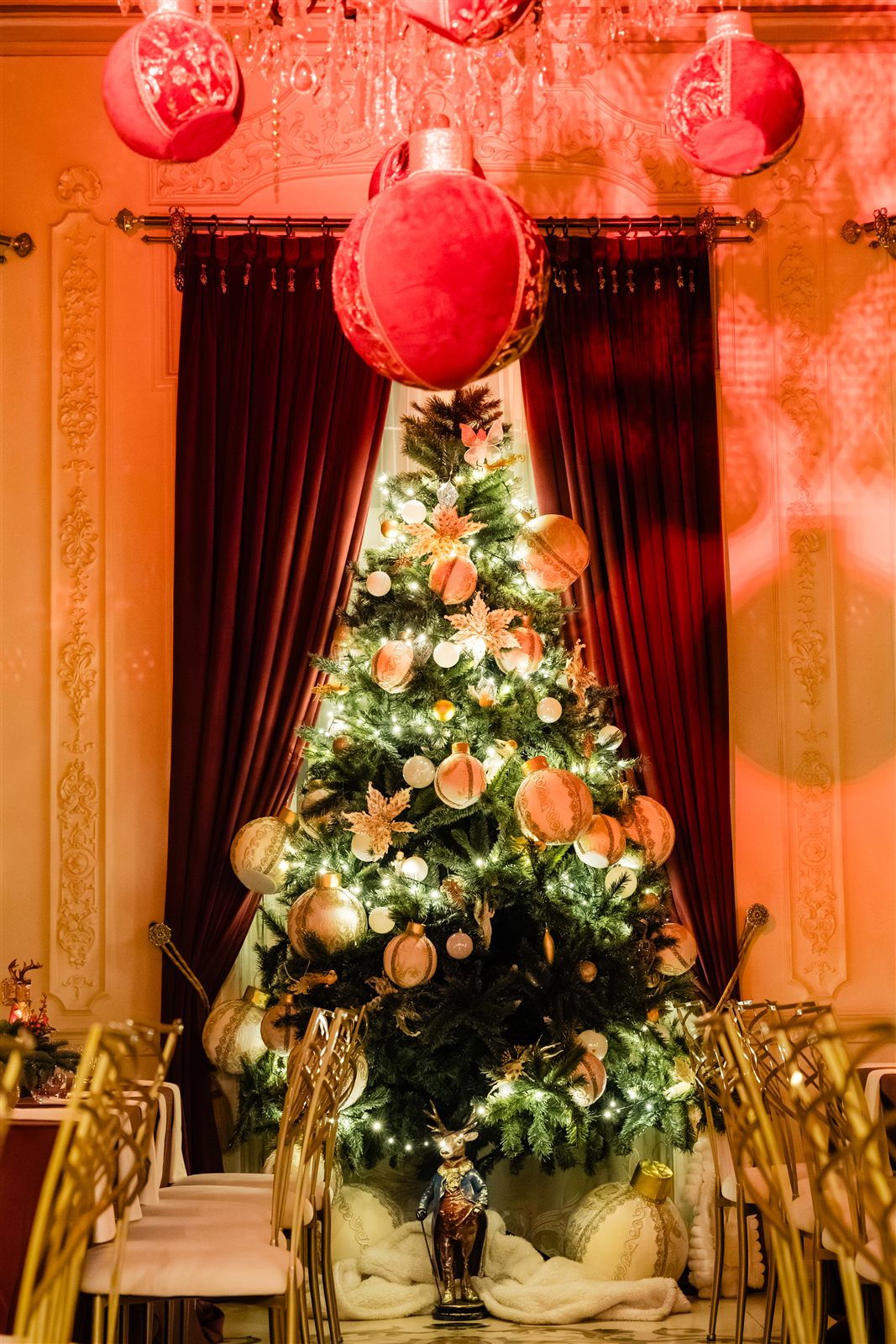 Brad de Crăciun lângă masa festivă a balului mascat