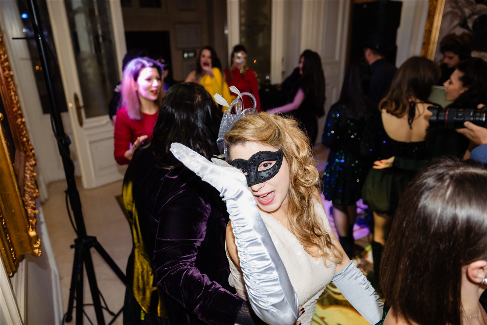 Invitată cu mască pe ringul de dans, bal mascat corporate