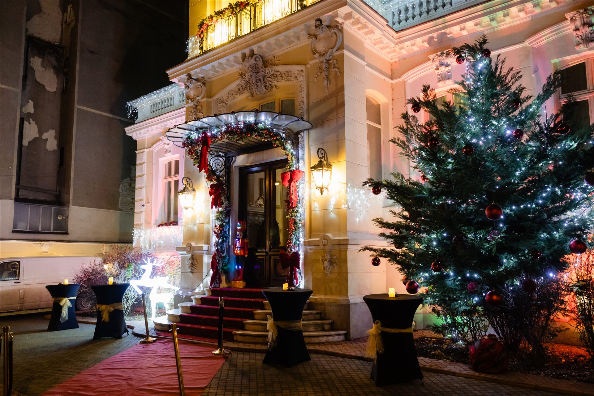 Bal mascat corporate în București: petrecerea de sfârșit de an TOTEM la Palatul Noblesse