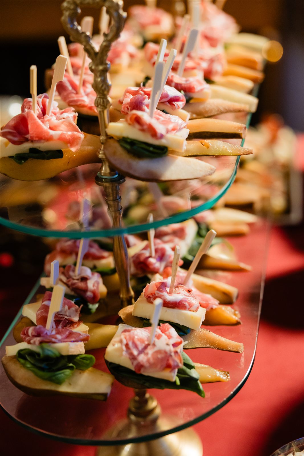 Frigărui aperitiv pe etajeră de sticlă, bufet fusion