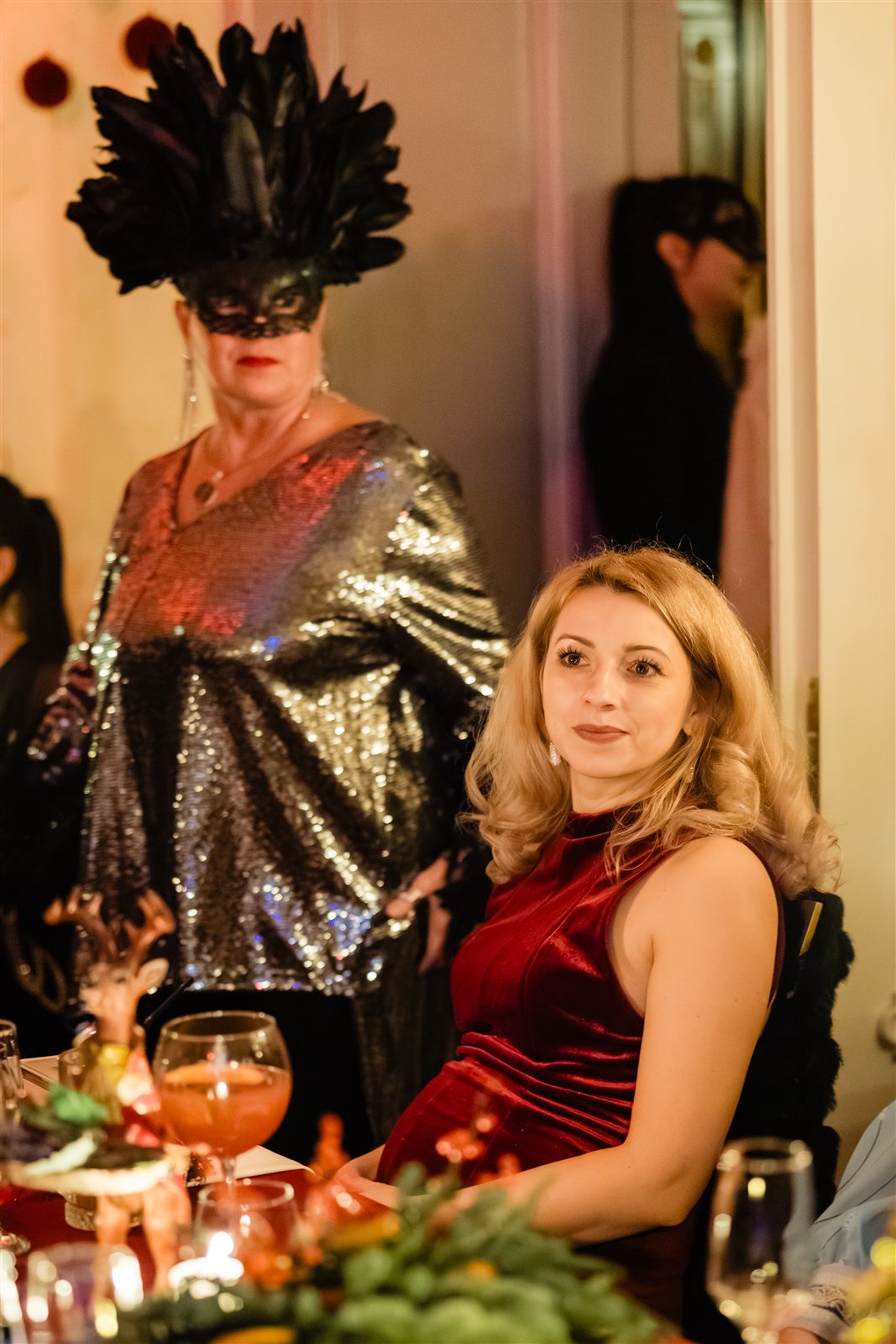 Invitată cu mască cu pene negre la Palatul Noblesse