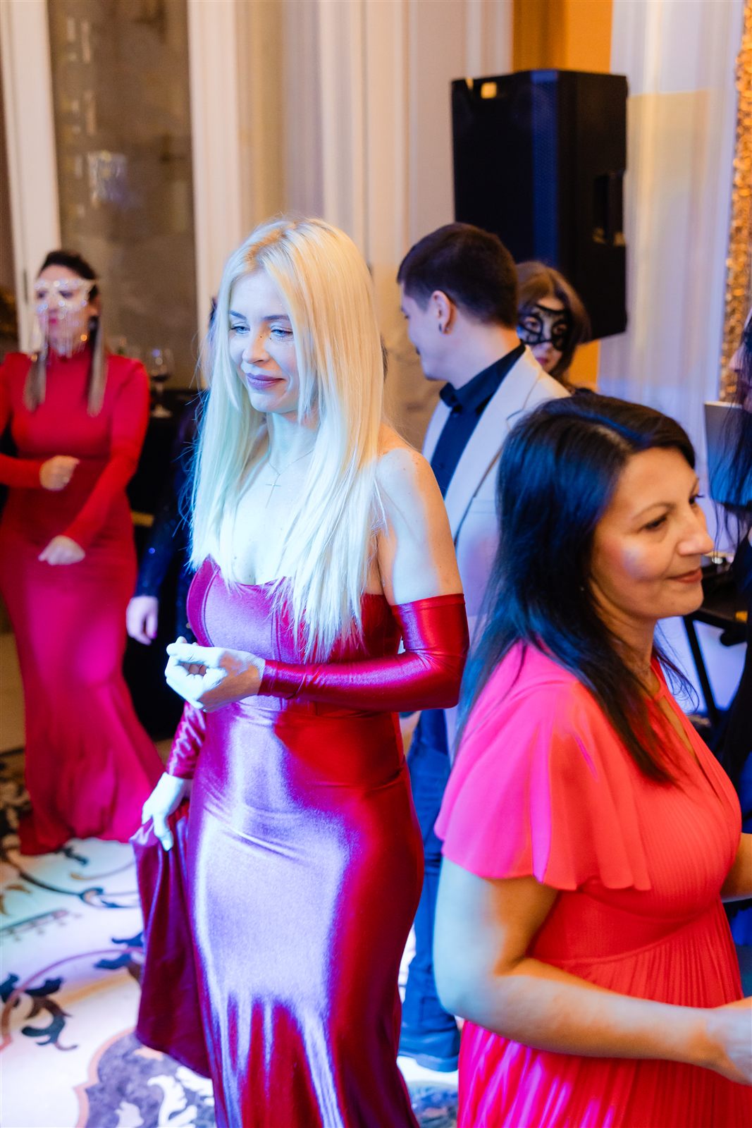 Invitate dansând în rochii colorate, petrecere de sfârșit de an