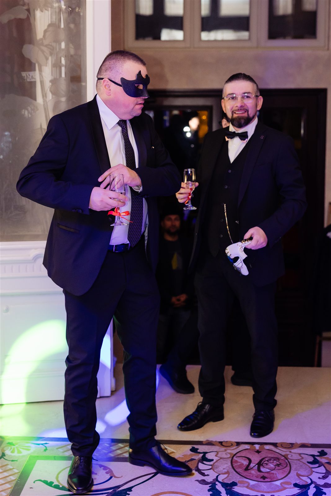 Invitați cu măști la sosirea la balul mascat corporate