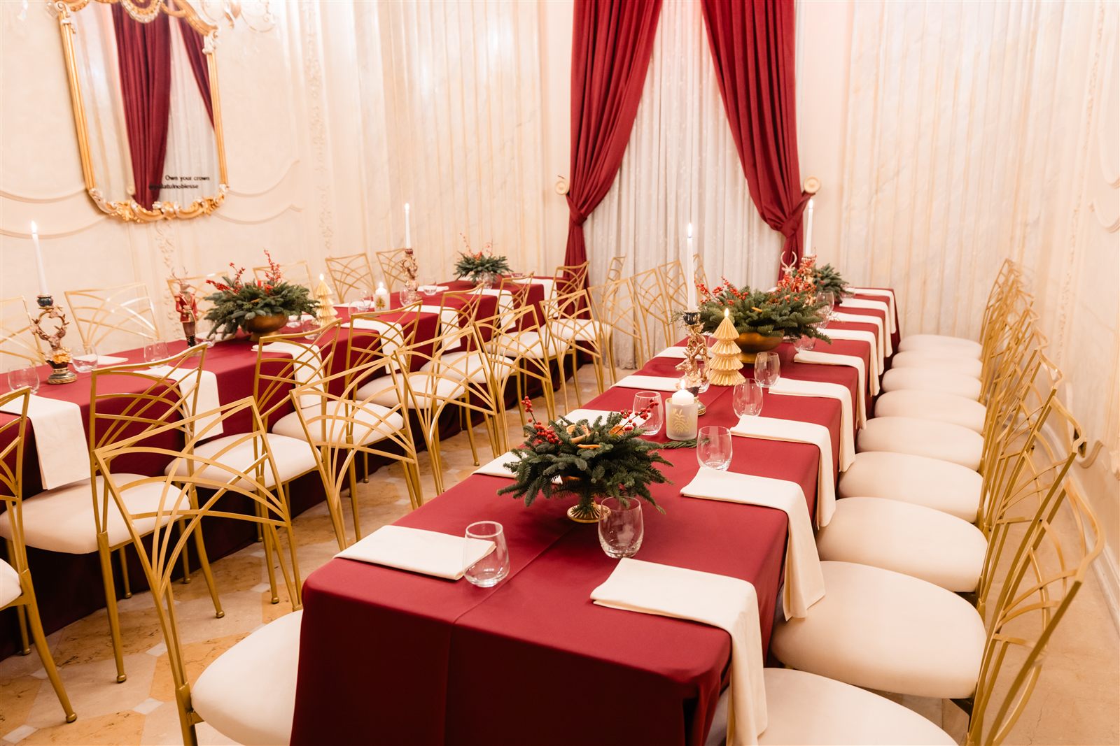 Mese imperiale în bordo și alb într-un salon al Palatului Noblesse
