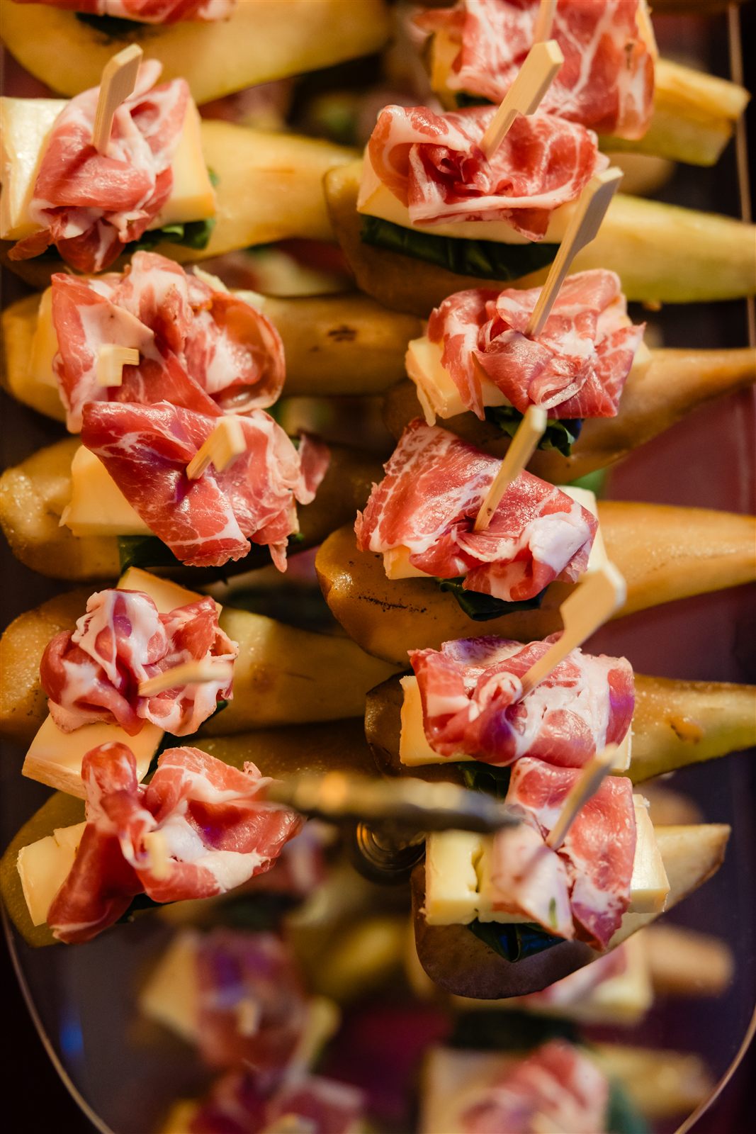 Rulouri cu prosciutto pe bufetul fusion