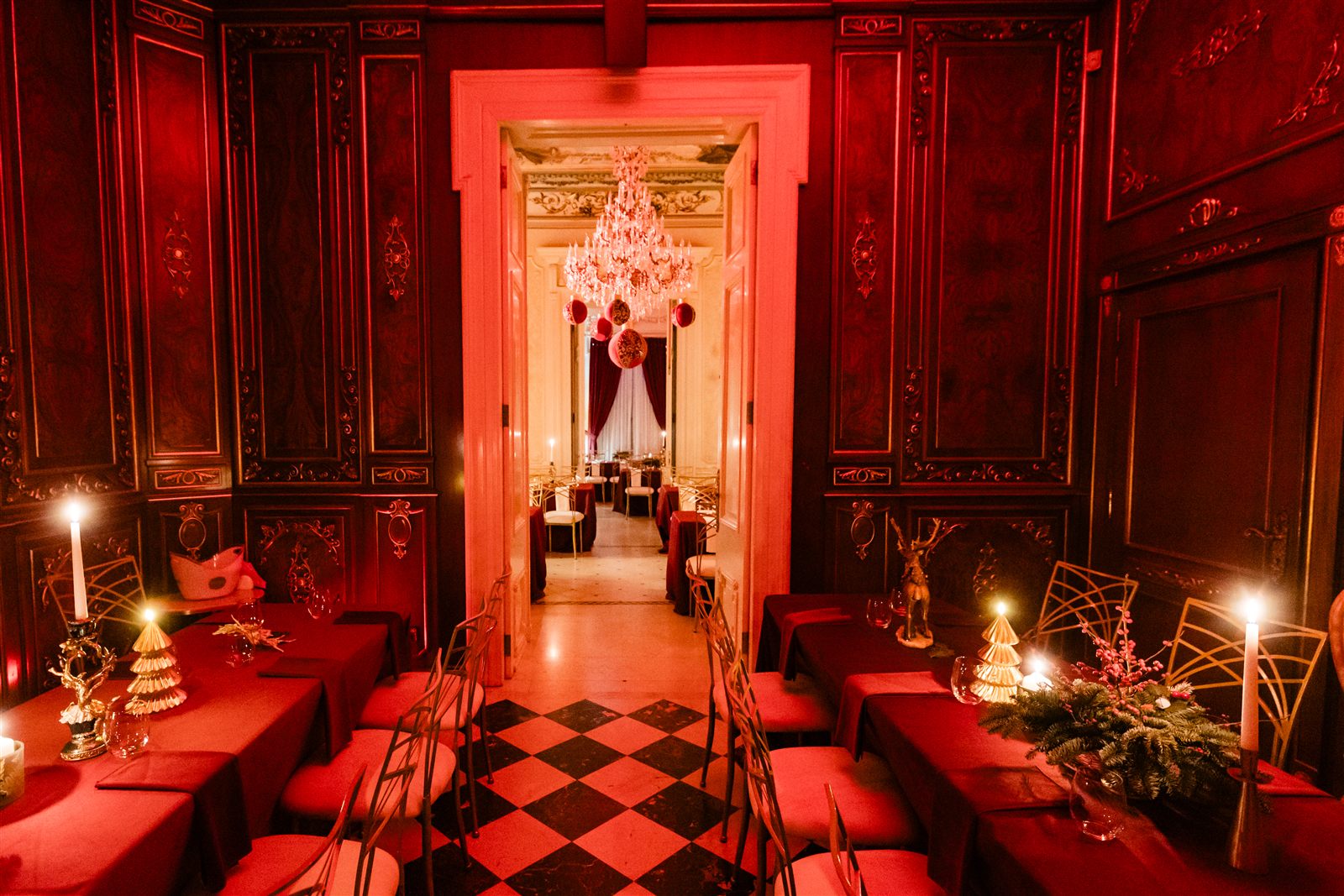 Salonul Regent cu lumânări și mese decorate de Crăciun